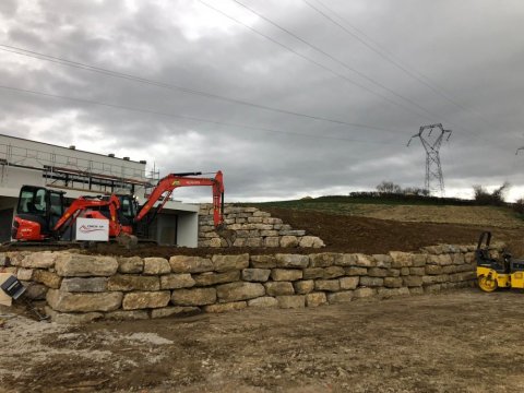 Réalisation d'un enrochement sur un terrain de maison individuelle vers Bourgoin-Jallieu 