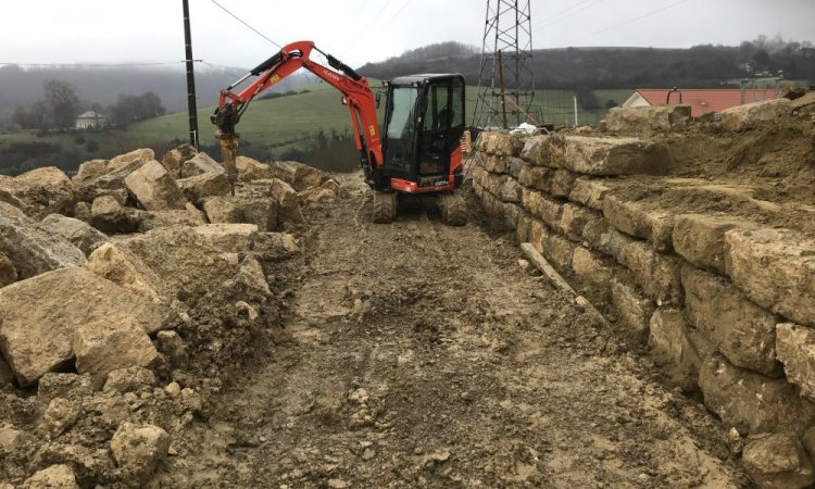 Réalisation d'un enrochement sur un terrain de maison individuelle vers Bourgoin-Jallieu 